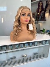 Load image into Gallery viewer, 20&quot; Biege Blonde Highlight Wig