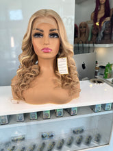 Load image into Gallery viewer, 20&quot; Biege Blonde Highlight Wig